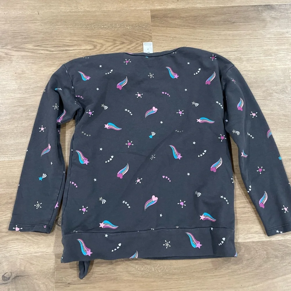 Girls, long sleeve OshKosh B’Gosh gray top with hearts and‎ stars (size 7)